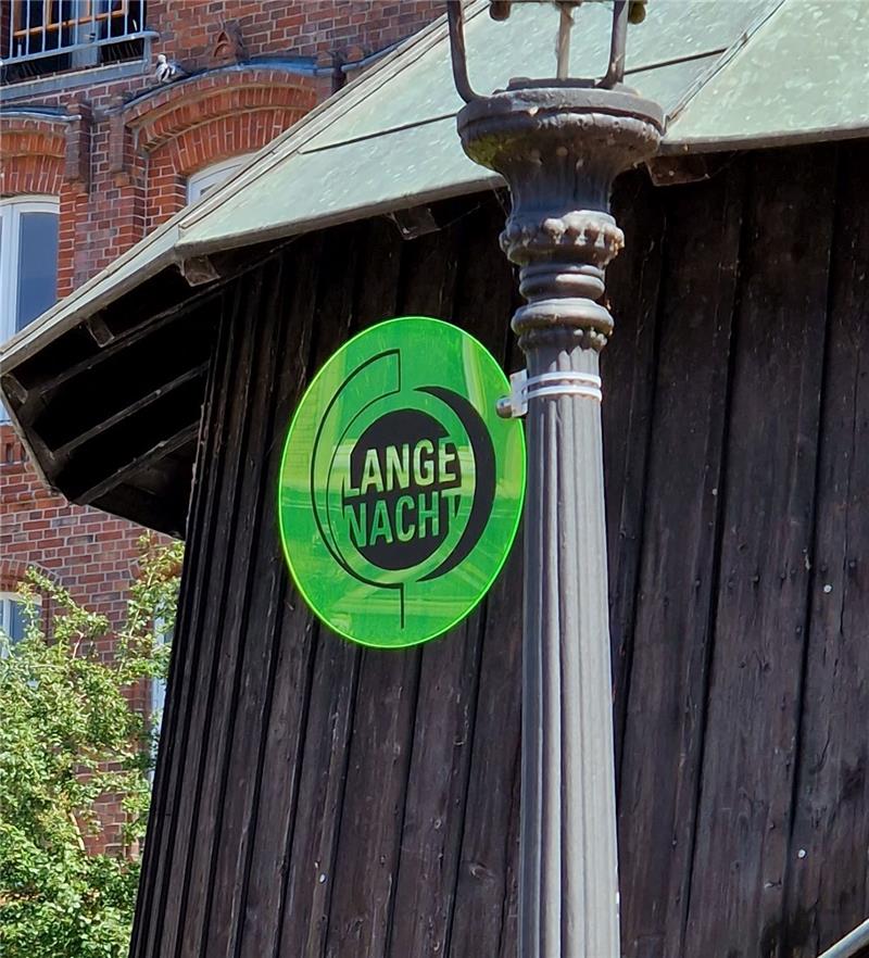 Schilder-Diebe schlagen in Stade zu In der Stader Innensstadt wurden Schilder der "Langen Nacht" zerstört oder gestohlen. Foto: Polizei