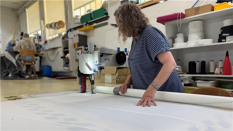 In der Stader Segelwerkstatt sind die Nähmaschinen in die riesige Arbeitsfläche eingelassen, so dass bequem auf dem Boden genäht werden kann.