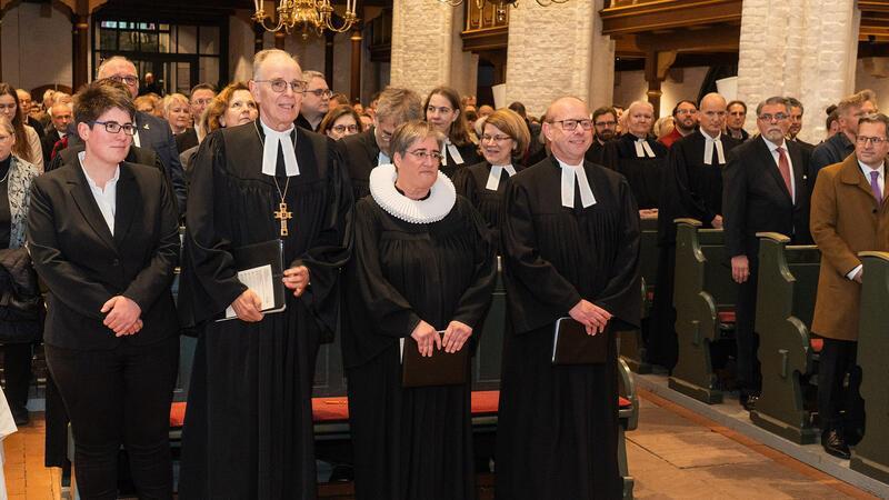 In der Stader St.-Wilhadi-Kirche wurde Sabine Preuschoff (Dritte von links) am 1. Advent von Landesbischof Ralf Meister (Zweiter von links) in einem Gottesdienst in ihr Amt eingeführt.