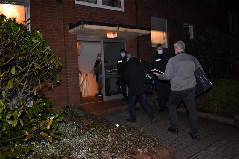 In der Stader Straße befand sich die Verkaufswohnung der Horneburger Drogen-Bande, das Foto zeigt die Razzia im April 2021. Foto: Vasel