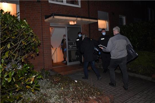 In der Stader Straße in Horneburg unterhielt die Drogen-Bande eine „Verkaufswohnung“ . Das Foto zeigt die Ermittler nach dem Zugriff durch das Mobile Einsatzkommando am 13. April 2021. Foto: Vasel