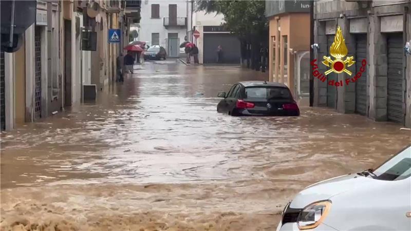Unwetter in Italien: Viele Straßen überschwemmt In der Stadt Cabiate zwischen Mailand und dem Comer See fließt das Wasser kniehoch durch die Straßen.