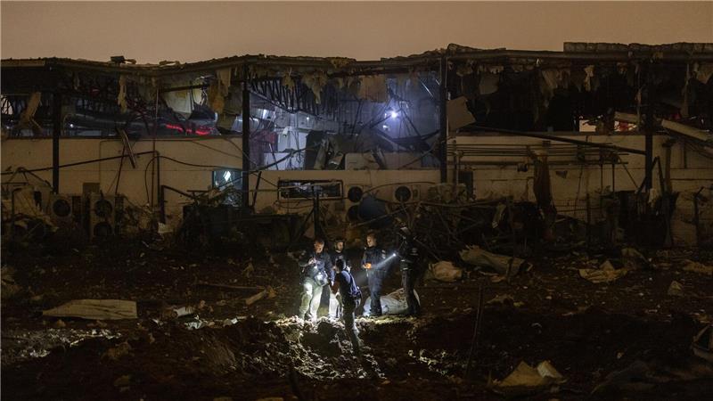 In der Stadt Petach Tikva bei Tel Aviv schlug ein Geschoss ein. 