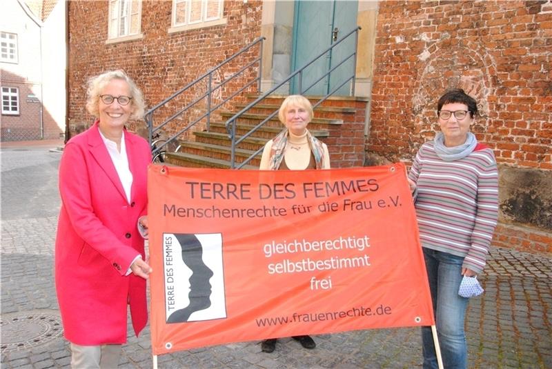 In der Städtegruppe Stade von Terre des Femmes aktiv: (von links) Karina Holst, Dagmar Moeller-Bartelmann und Susanne Decker-Michalek. Foto: Stief