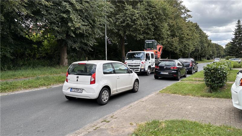 In der Straße Am Hohenwedel parken oft Autos auf der Seite, an der sich die Grundstücke befinden. Der Fußweg ist auf der anderen Straßenseite.