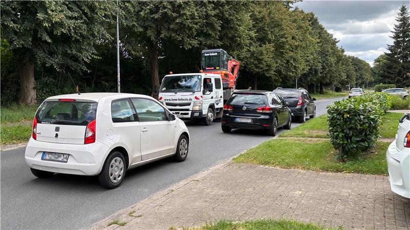 In der Straße Am Hohenwedel parken oft Autos auf der Seite, an der sich die Grundstücke befinden. Der Fußweg befindet sich auf der anderen Straßenseite.