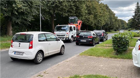In der Straße Am Hohenwedel parken oft Autos auf der Seite, an der sich die Grundstücke befinden. Der Fußweg befindet sich auf der anderen Straßenseite.