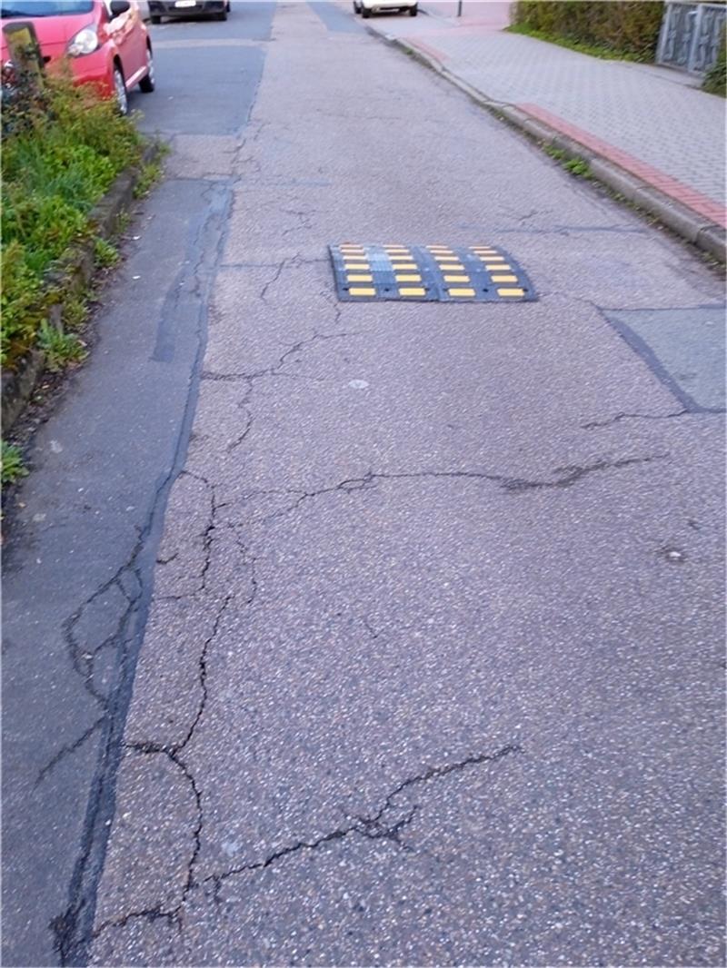 Neu Wulmstorf: Diebe stehlen Temposchwelle von Straße In der Straße Zur Heide wurde von Unbekannten dieTemposchwelle abgebaut und entwendet. Foto: Gemeinde Neu Wulmstorf