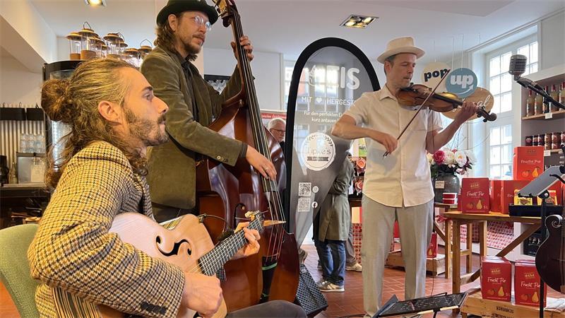 In der Tourist-Info am Fischmarkt spielte das Trio Djangonauten dezente Kleszmer-Musik.