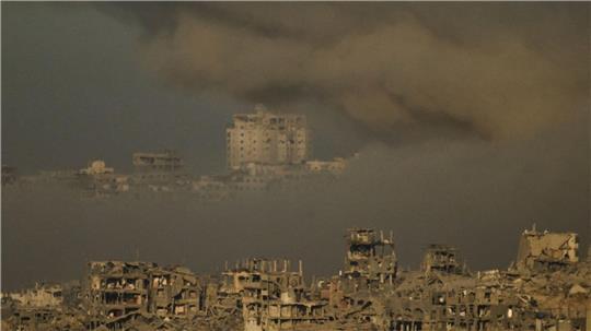 In der Trümmerwüste der Stadt Gaza sollen sich geschätzt noch etwa 500.000 Zivilisten aufhalten. Sie sind den israelischen Angriffen auf Reste der Terrororganisation Hamas weitgehend schutzlos ausgeliefert. Israel fordert sie fast täglich zur Flucht auf, aber viele wollen oder können das nicht mehr.