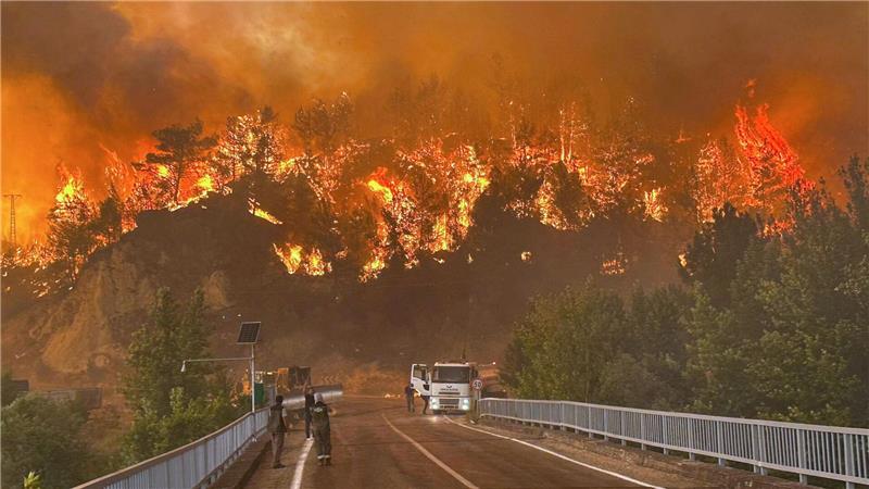 Waldbrände in Südeuropa – Menschen fliehen vor den Flammen In der Türkei kämpfen Helfer gegen zahlreiche Waldbrände.
