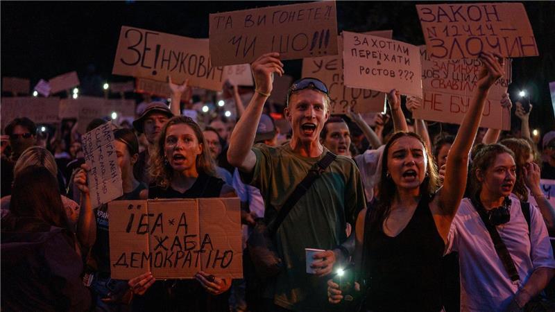 In der Ukraine führte ein neues Gesetz, das die Unabhängigkeit von Antikorruptionsbehörden beschränkt, zu landesweiten Protesten. 
