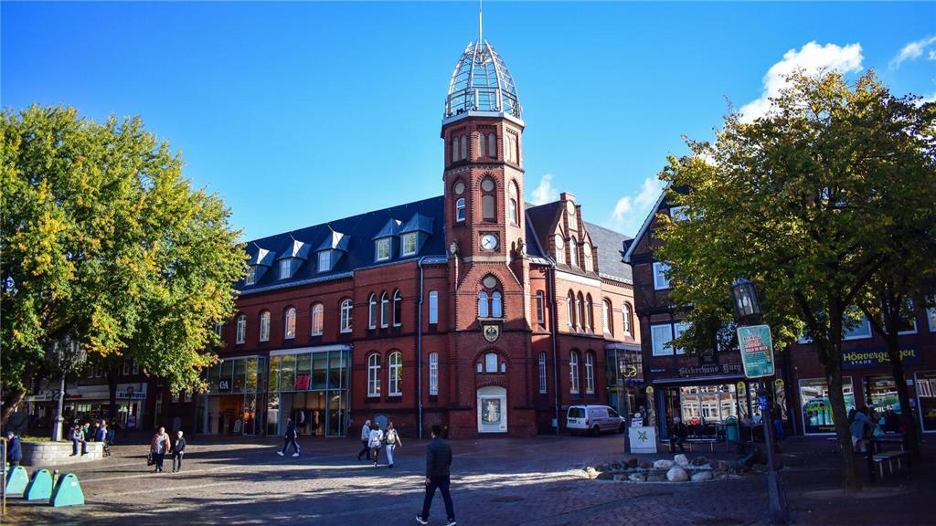 In der Umgebung des Pferdemarkts - hier das Alte Postamt - ist Shopping angesagt...