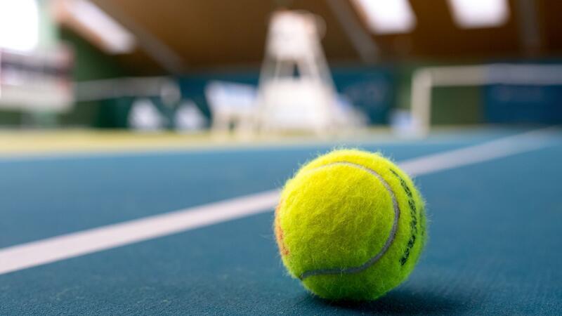 In der Umkleidekabine einer Tennishalle in Friesland haben sich zwei Senioren so mit Fäusten geschlagen, dass die Polizei anrückte. (Symbolbild)
