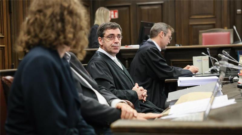 Falsche Masken-Atteste - Arzt zu Bewährungsstrafe verurteilt In der Urteilsbegründung warf die Vorsitzende Richterin dem angeklagten Arzt Uneinsichtigkeit vor.