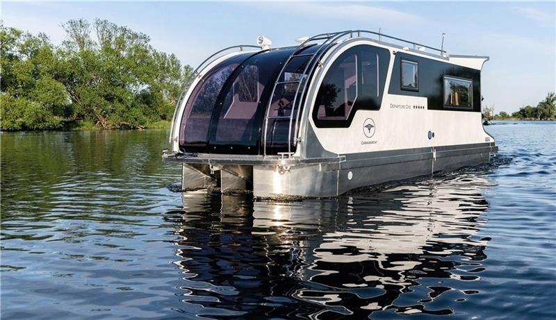 In der Variante mit dem 15-PS-Motor benötigen Käufer nicht einmal einen Bootsführerschein für die „DepartureOne“. Foto: Tchibo
