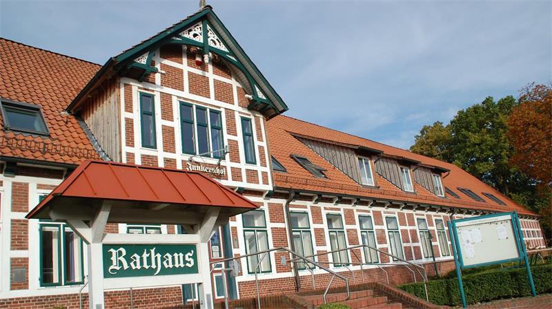 Apensen: Ratsfrau contra Newcomerin – wofür die Kandidatinnen brennen In der Vergangenheit hat die Zusammenarbeit von Verwaltung und Politik in Apensen häufig nicht gut geklappt.