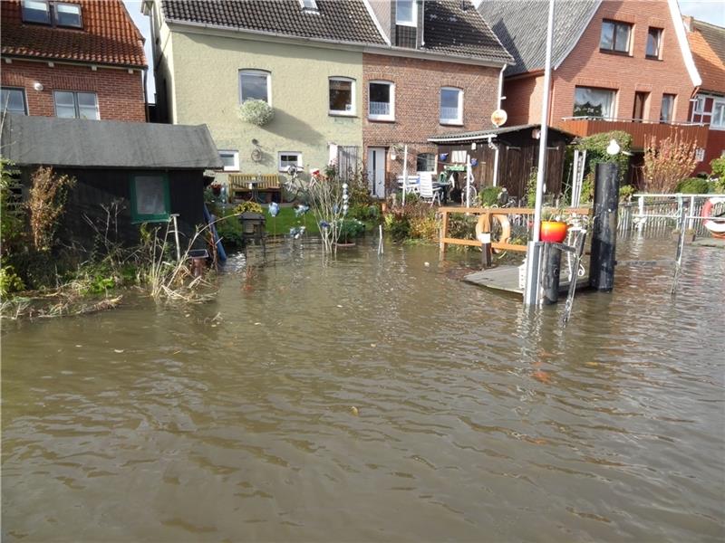 In der Vergangenheit wurden wiederholt einige außendeichs gelegenen Gärten der Wohnhäuser an der Este überschwemmt . Foto: IG Este