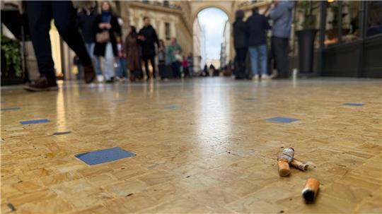 In der Viktor-Emanuel-II.-Galerie, der Einkaufspassage Galleria Vittorio Emanuele II, liegen Zigarettenkippen auf dem Boden.