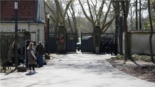 In der Villa Borsig am Tegeler See im Norden Berlins sollen die Spitzen der Koalition zu Beratungen zusammengekommen sein. Bestätigt wird das bisher nicht. 