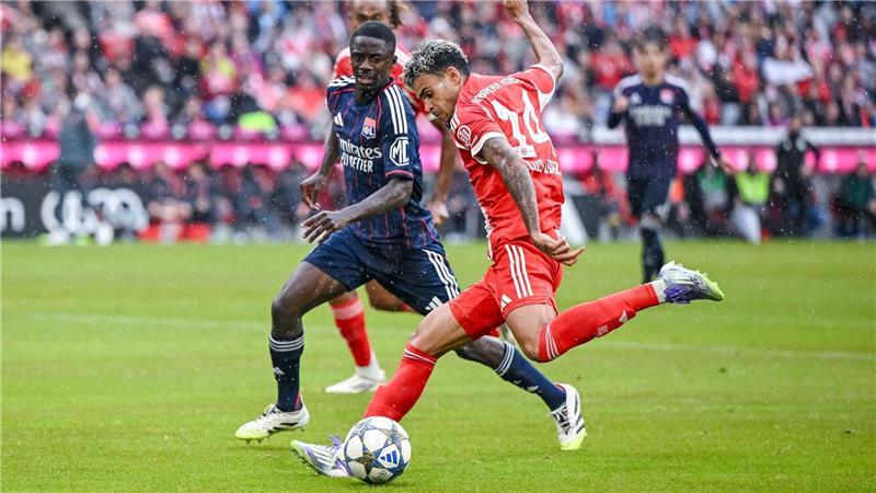 VfL Wolfsburg verpflichtet Sael Kumbedi von Olympique Lyon In der Vorbereitung auf diese Saison spielte Sael Kumbedi (l) für Ex-Club Lyon auch gegen Bayerns Top-Star Luis Diaz.