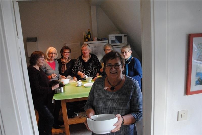 In der Wärmestube : Michaela Hoffmann und ihre ehrenamtlichen Helferinnen haben bei der Weihnachtsfeier ein Menü gekocht. Foto: Stief