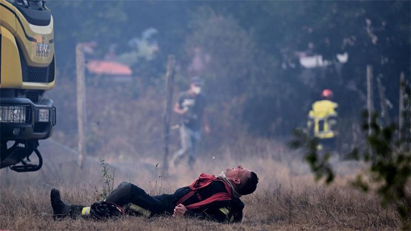 In der Waldbrand Region an der französischen Atlantikküste gibt es ein vorsichtiges Aufatmen für Einsatzkräfte und Bevölkerung.