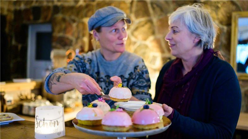 In der Waldkräuterey in Amelinghausen gibt Marion Putensen ihr Wissen über heimische Kräuter weiter. 