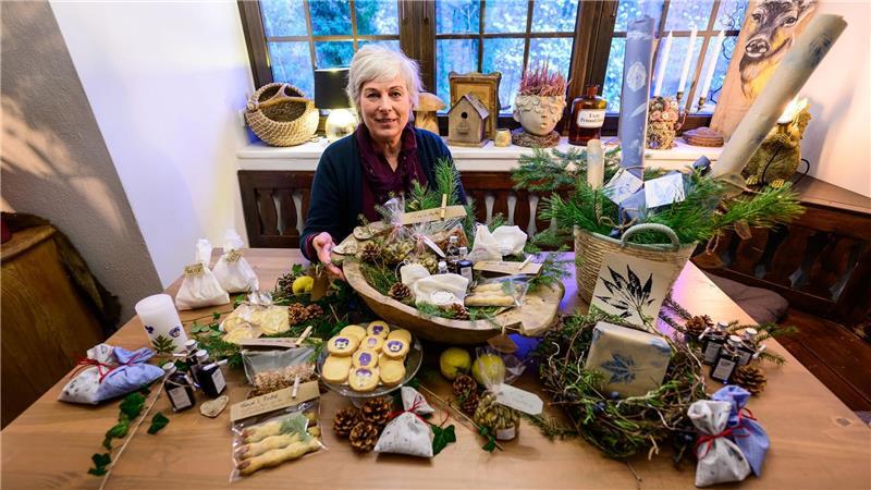 In der Waldkräuterey in Amelinghausen gibt Marion Putensen ihr Wissen über heimische Wildkräuter weiter und bildet aus. 