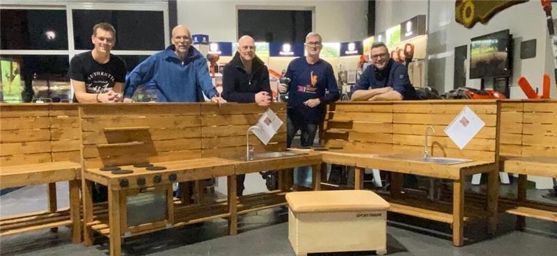 Kita-Kinder im Alten Land freuen sich über neue Spielgeräte In der Werkshalle von Peter Brockmann (rechts) bauten die Rotarier die Matschküchen für die Kitas zusammen.