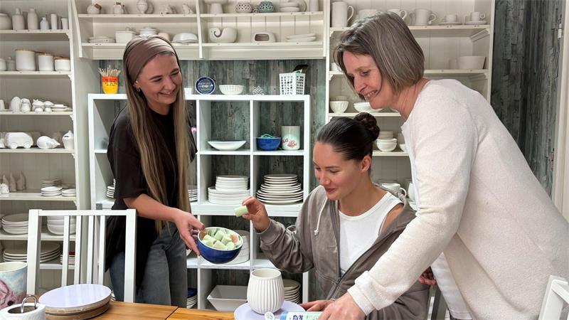 In der Werkstatt bemalen Elena Vereschagin, Milena Meyer und Maren Fischer (von links) Keramikrohlinge.