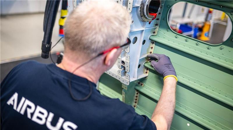 In der Werkstatt wird geschraubt, geschliffen und lackiert.