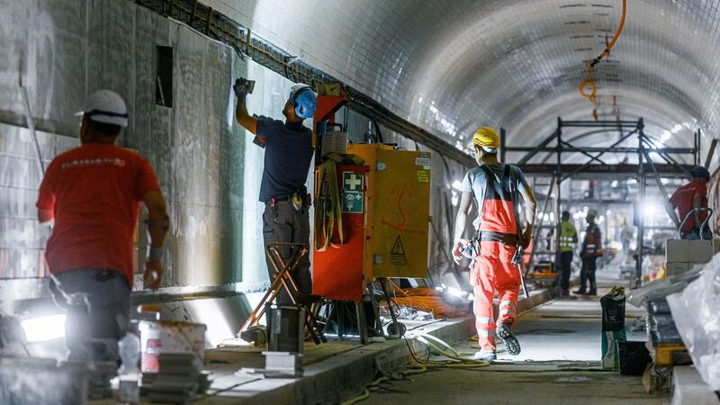 Alter Elbtunnel wird mit Fliesen aus Mecklenburg verkleidet In der Weströhre des Alten Elbtunnels ist der Innenausbau im vollen Gange.