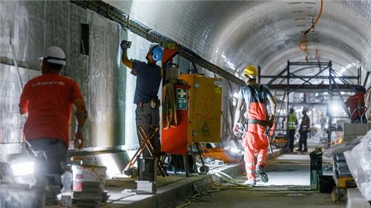 In der Weströhre des Alten Elbtunnels ist der Innenausbau im vollen Gange.