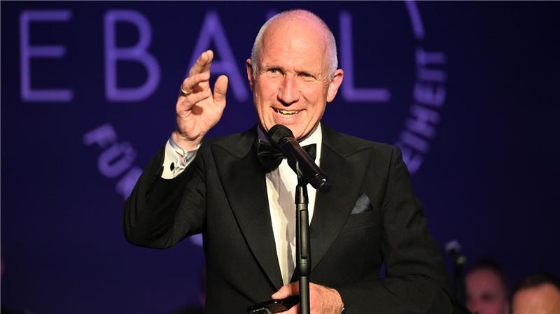 In der Würdigung hieß es: „Die Bundespressekonferenz ehrt einen Fotografen, dessen Bilder Eingang in das kollektive Gedächtnis Deutschlands gefunden haben.