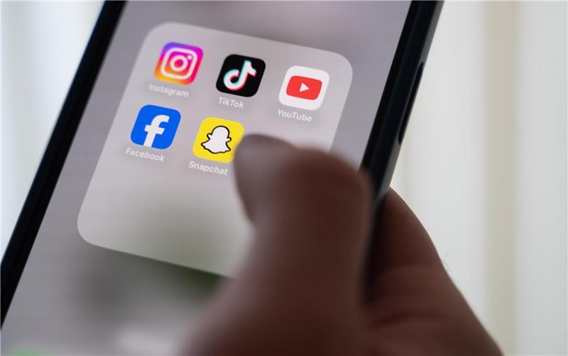 In der YouTube-App für Mobilgeräte lassen sich wieder Direktnachrichten an andere Nutzerinnen und Nutzer senden.