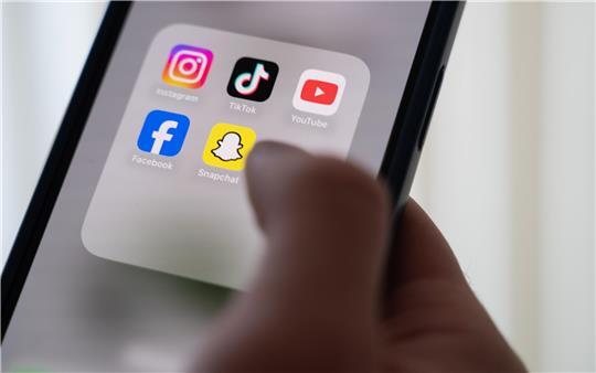 In der YouTube-App für Mobilgeräte lassen sich wieder Direktnachrichten an andere Nutzerinnen und Nutzer senden.