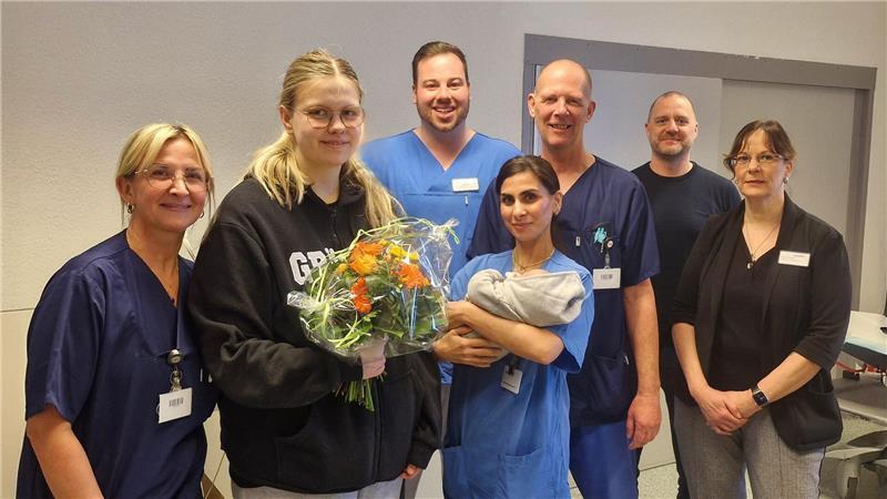 In der ZNA kam Ende Februar Baby Felix zur Welt. Das Foto zeigt neben der Mutter Jasmin K. (Zweite von links) auch (von links): Helena Yesil-Miensok, Dominik Renken, Aylin Samanci, Stefan Garmhausen, Dr. Stephan Röskam und Tanja Stukenbröker.