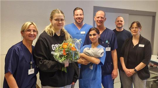 In der ZNA kam Ende Februar Baby Felix zur Welt. Das Foto zeigt neben der Mutter Jasmin K. (Zweite von links) auch (von links): Helena Yesil-Miensok, Dominik Renken, Aylin Samanci, Stefan Garmhausen, Dr. Stephan Röskam und Tanja Stukenbröker.