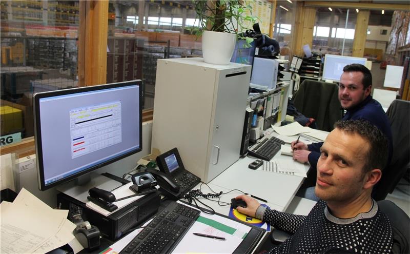 In der Zentrale des Lagers sitzt das „Hirn“ des Warenumschlags . Disponent Marcel Wendland (vorn) plant die Touren, Gruppenleiter Dennis Kuczynski kümmert sich um die Warenbereitstellung.