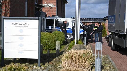 In der Zentrale von Co.Net wird Beweismaterial gesichert. Gegen 9 Uhr hatten bewaffnete Beamte das Gebäude gestürmt.