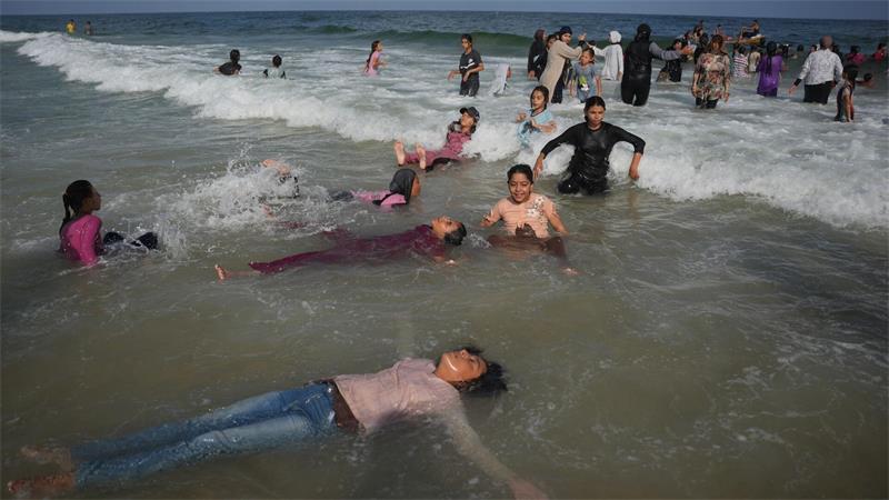 Schwimmunterricht in Gaza - Momente des Glücks für Kinder In der aktuellen Sommerhitze bietet das Schwimmen im Meer den Kindern auch Abkühlung.