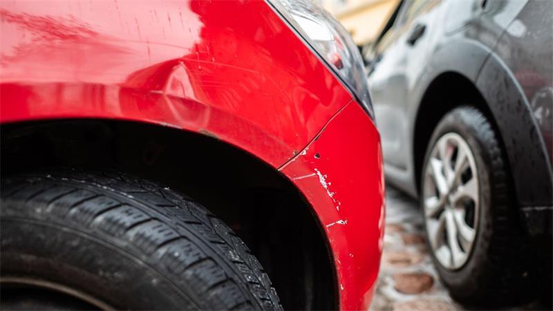 In der anstehenden Preisrunde für Autoversicherungen deutet vieles darauf hin, dass die Zeit der massiven Preissteigerungen ausläuft. (Symbolbild)
