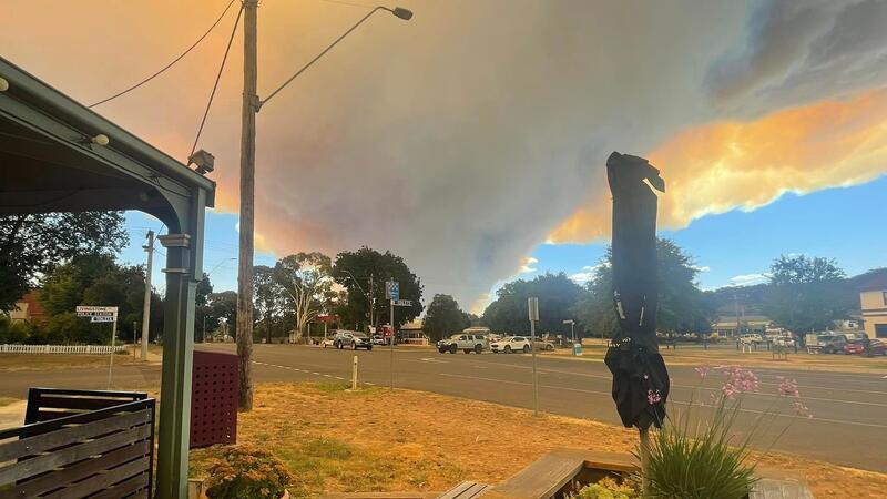 In der australischen Stadt Ballarat ist das heftige Buschfeuer aus der Ferne zu sehen.