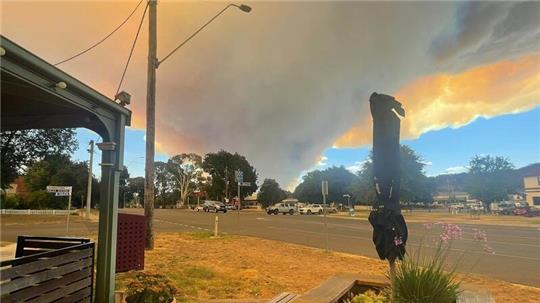 In der australischen Stadt Ballarat ist das heftige Buschfeuer aus der Ferne zu sehen.