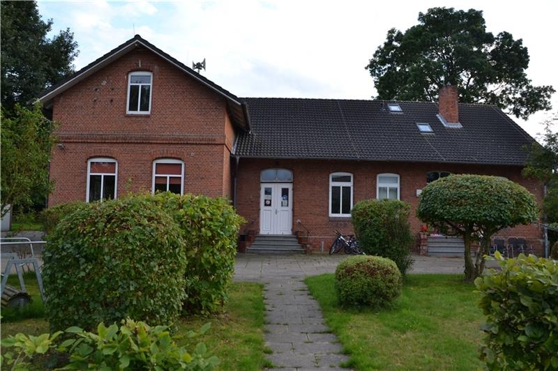 Viel Lärm ums alte Schulhaus In der ehemaligen Grundschule in Oederquart sollen nach der Sanierung mietbare Coworkingplätze eingerichtet werden.