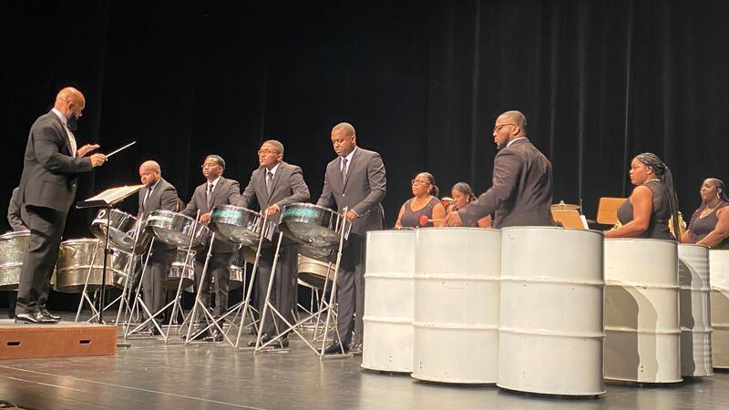 Mit einem Dirigenten an der Spitze lässt das Renegades Steel Orchestra die Schlägel über das Stahl der Instrumente wirbeln.