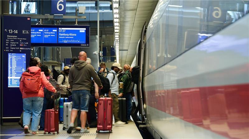In der ersten Phase der Inbetriebnahme nach der Korridorsanierung sind der Bahn zufolge weiterhin Verzögerungen möglich.