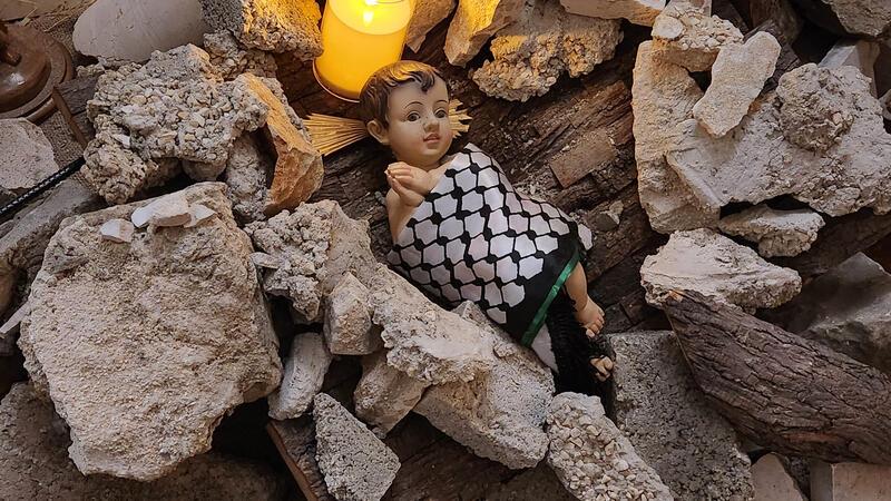 In der evangelisch-lutherischen Weihnachtskirche in Bethlehem hat Pfarrer Munther Issak diese Krippe aufgebaut: Das Jesuskind, gewickelt in ein palästinensisches Tuch, liegt inmitten von Trümmern.