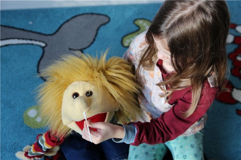 In der evangelischen Kindertagesstätte Johannis in Stade machen sich die Kita-Kinder spielerisch mit den neuen Nasen-Tests vertraut – dieses Mädchen übt gerade an einer Puppe. Ab 15. Februar wird das Testen vor dem Kita-Besuch in Niedersach